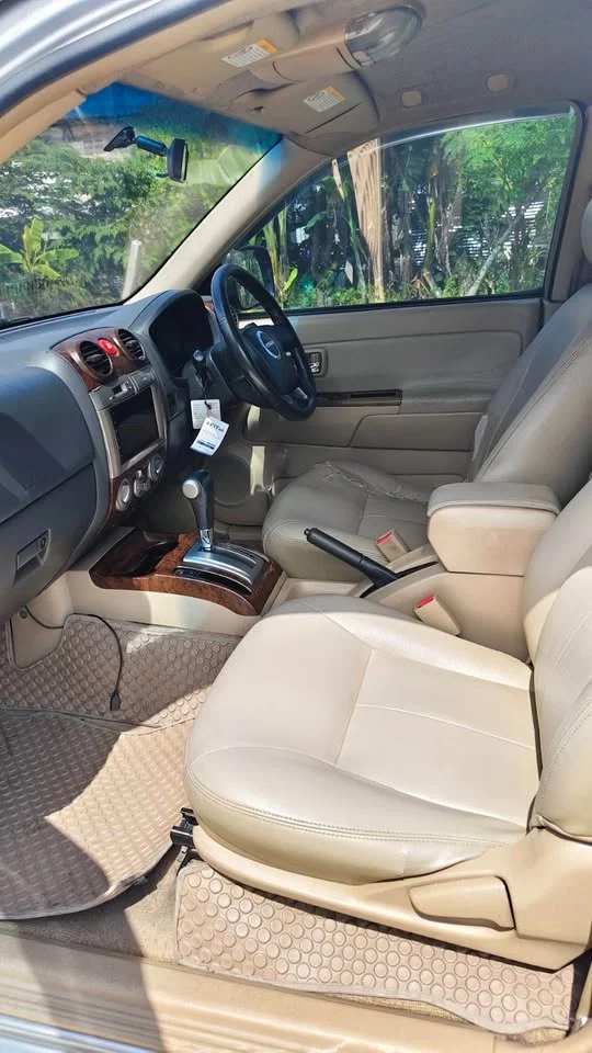 2009 Isuzu MU-7 2