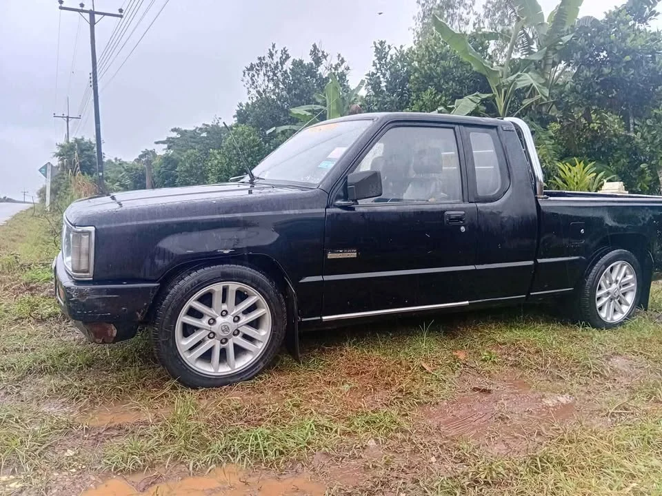 1996 Mitsubishi Triton II 2