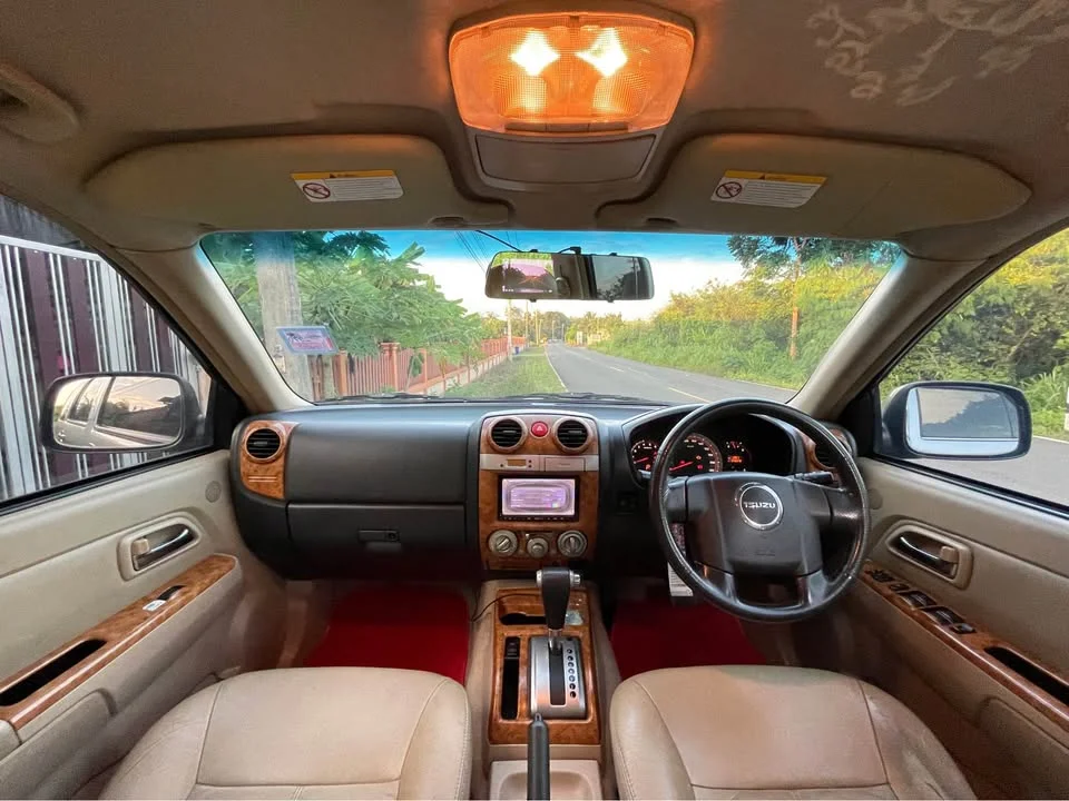 2012 Isuzu MU-7 3