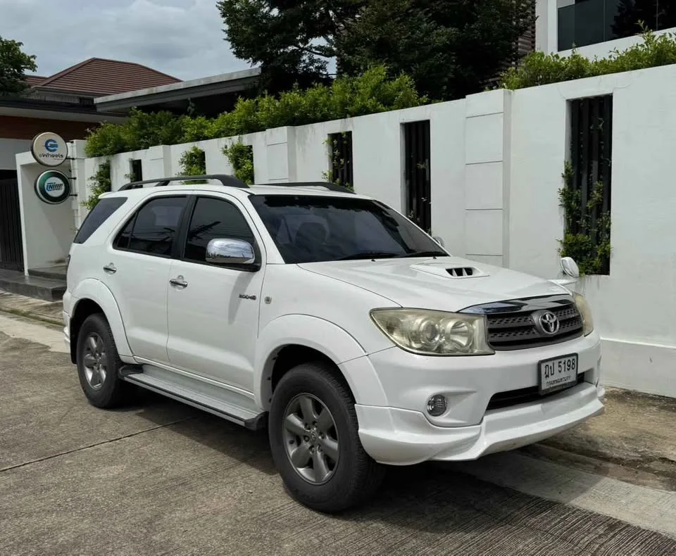 2010 Toyota Fortuner I 3
