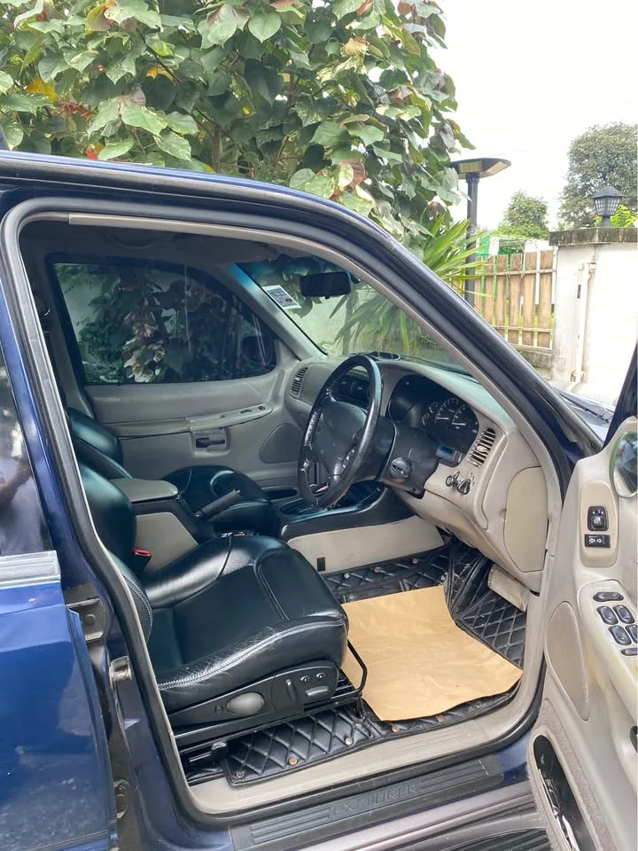 1999 Ford Explorer II 3