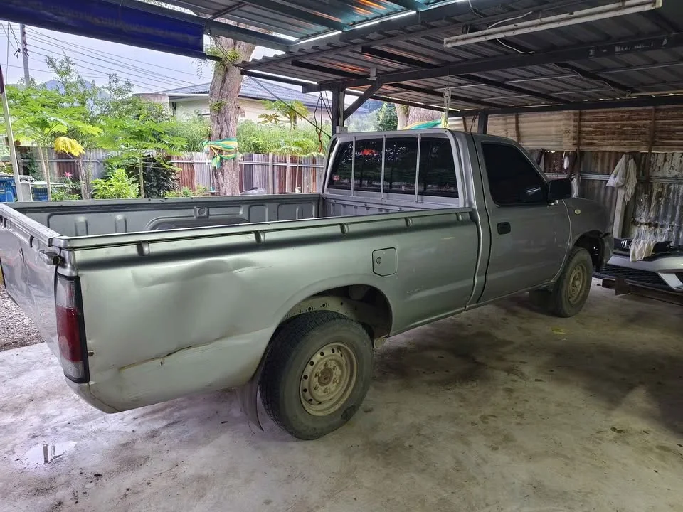 2005 Nissan Frontier I 3