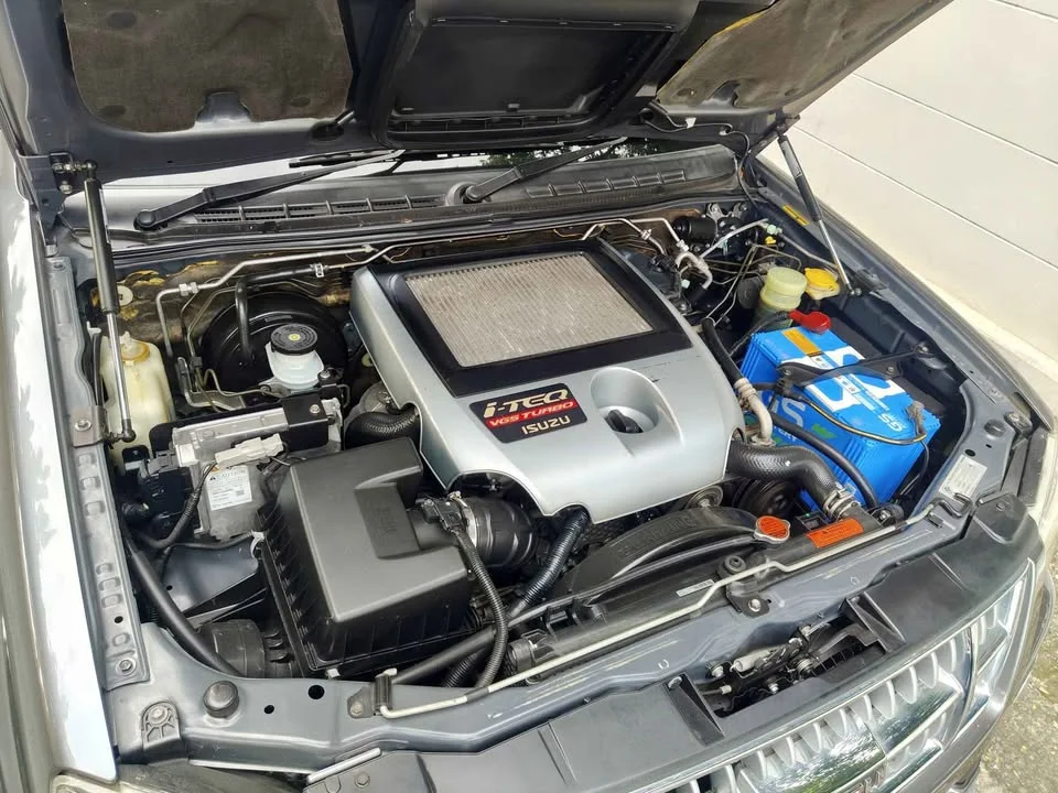 2010 Isuzu MU-7 2