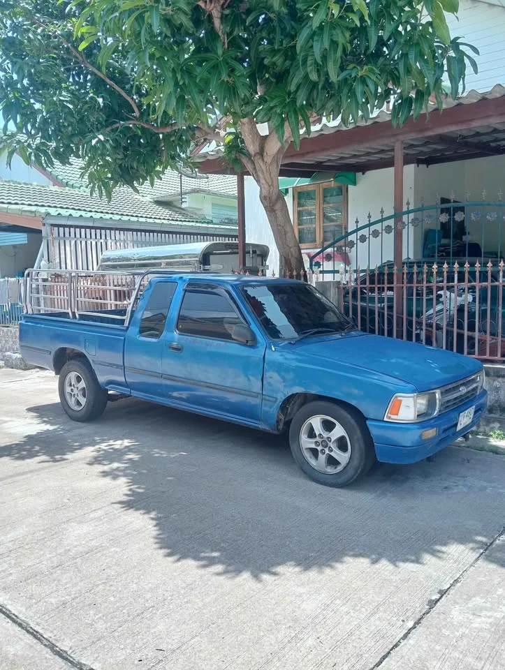 1986 Toyota Hilux Mighty-X V 3