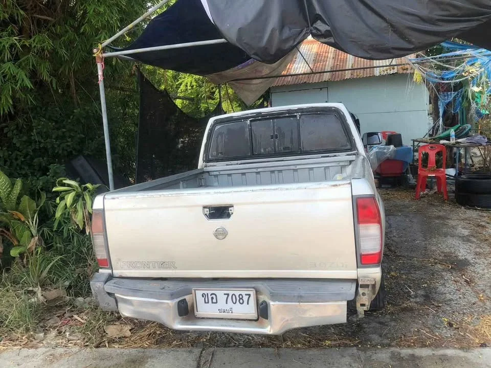 2002 Nissan Frontier I 3
