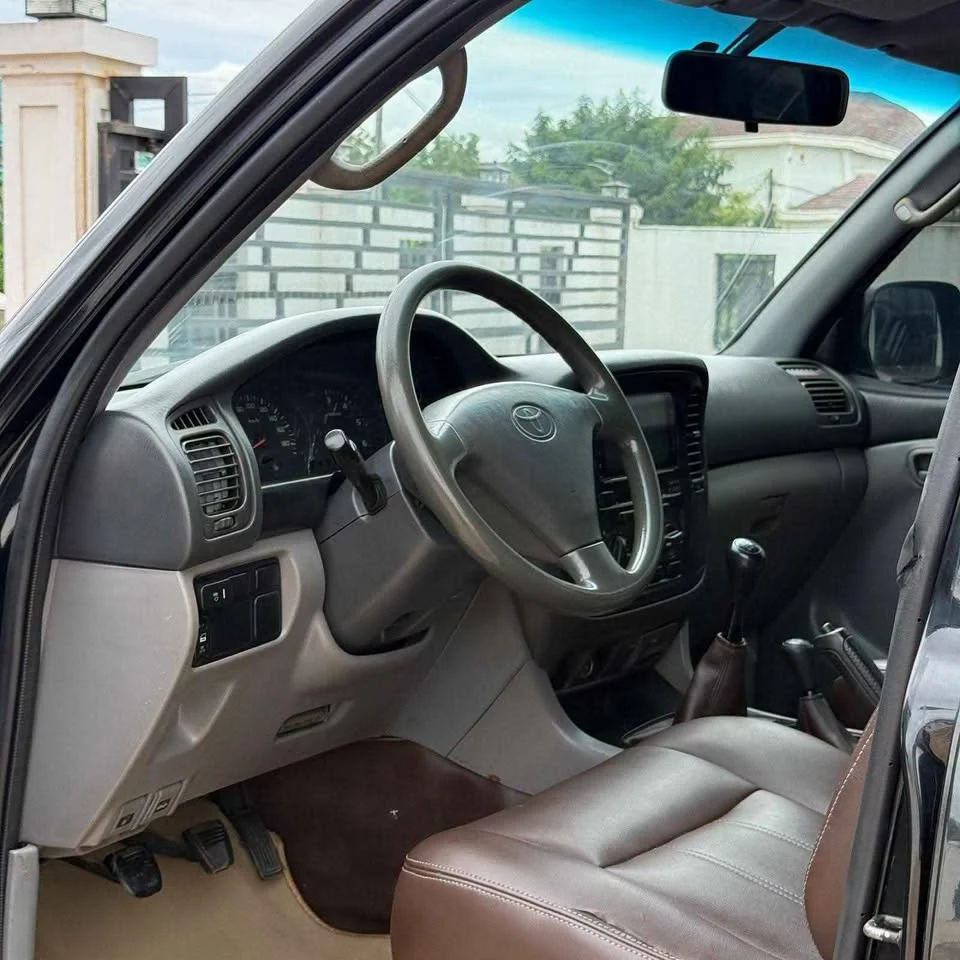 Toyota Land Cruiser J100 2