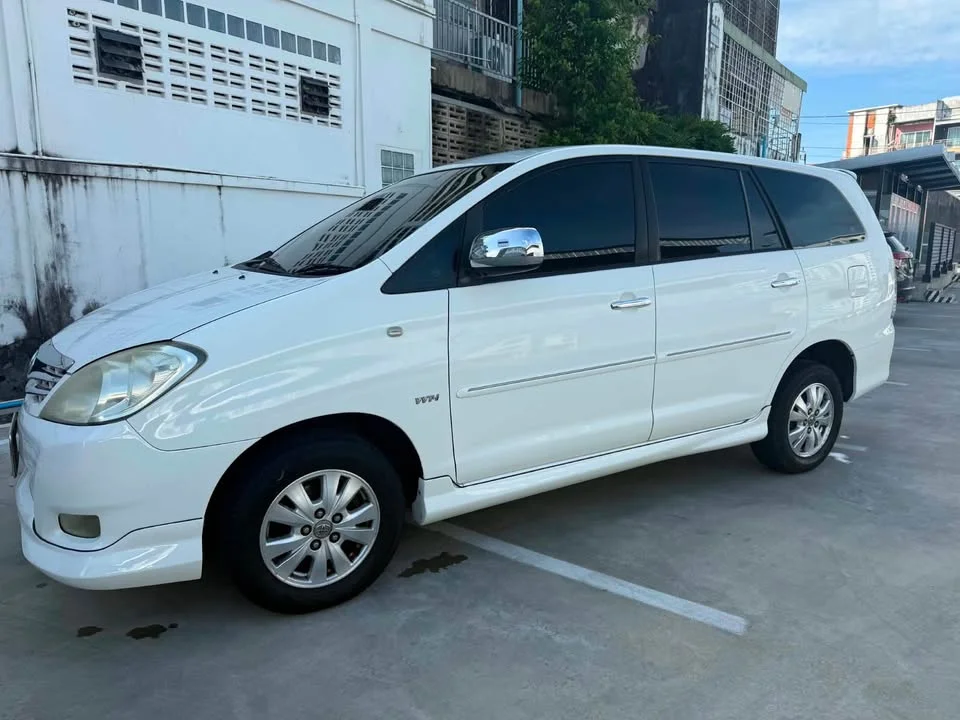 2011 Toyota Innova I 2
