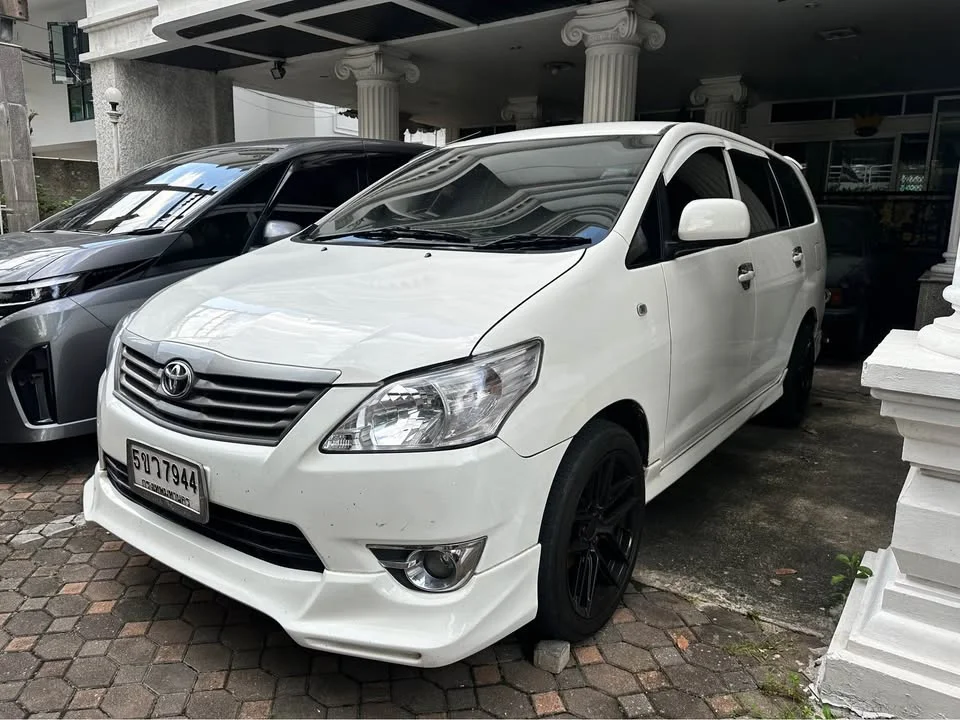 2012 Toyota Innova I 2