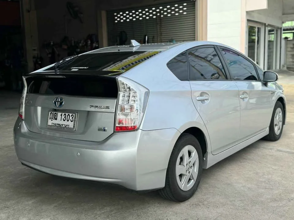 2011 Toyota Prius III 2