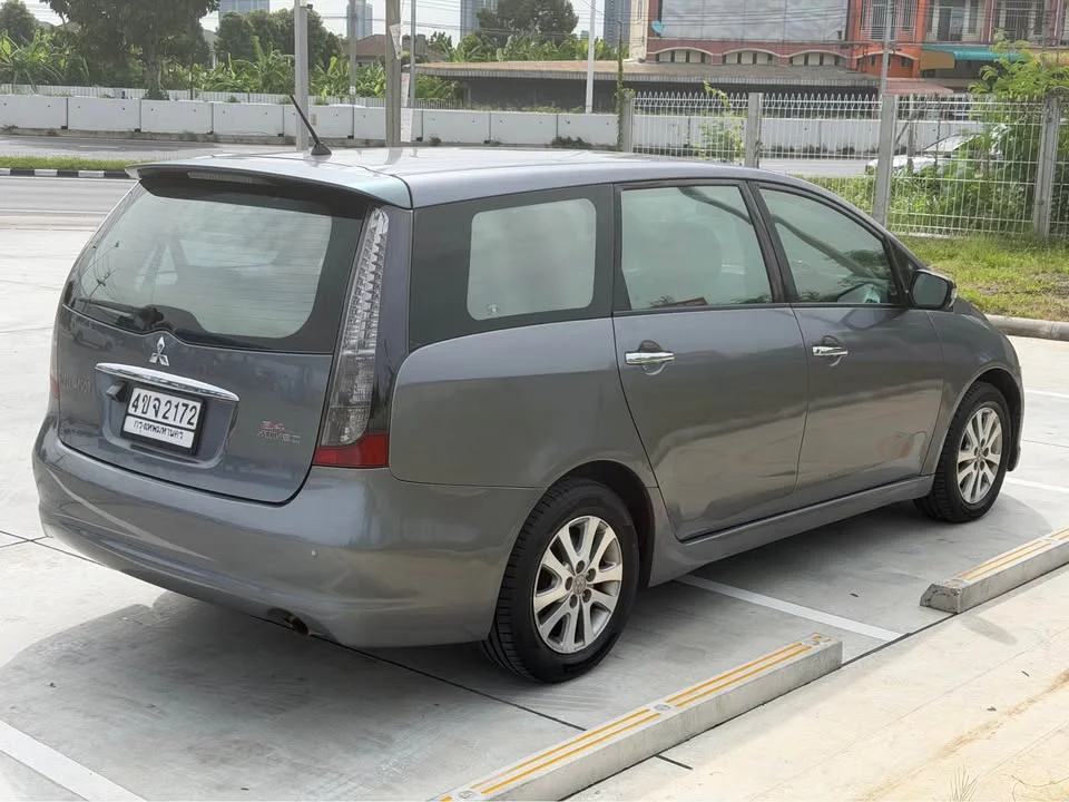 2008 Mitsubishi Space Wagon IV 2