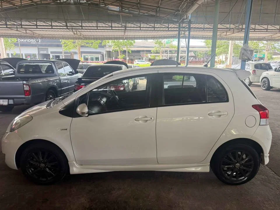 2010 Toyota Yaris II 2