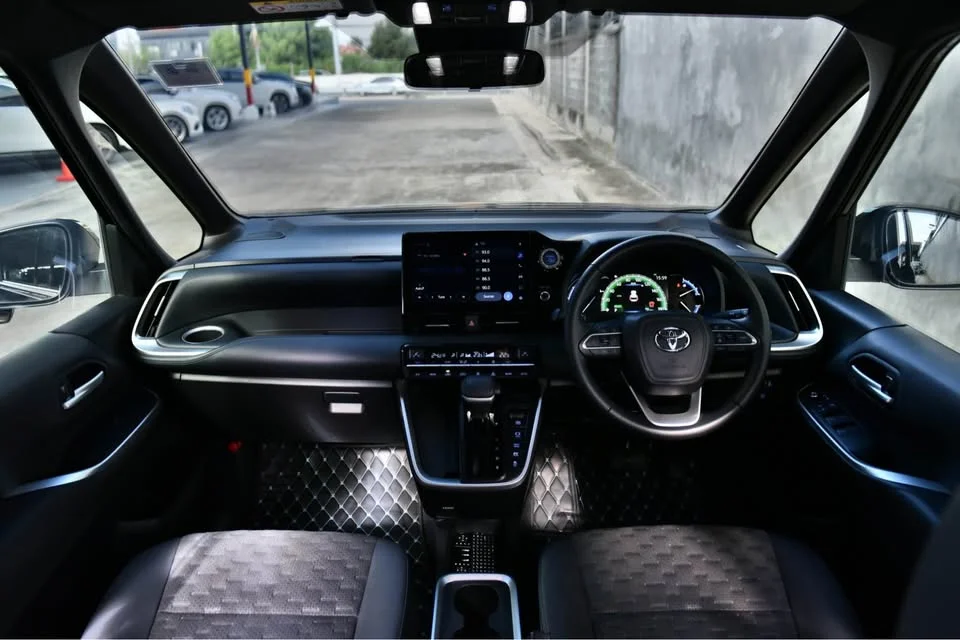 2023 Toyota Voxy IV 3