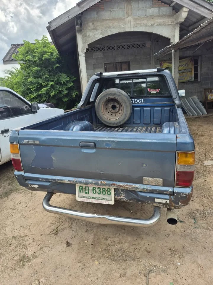 1998 Mitsubishi Triton II 2