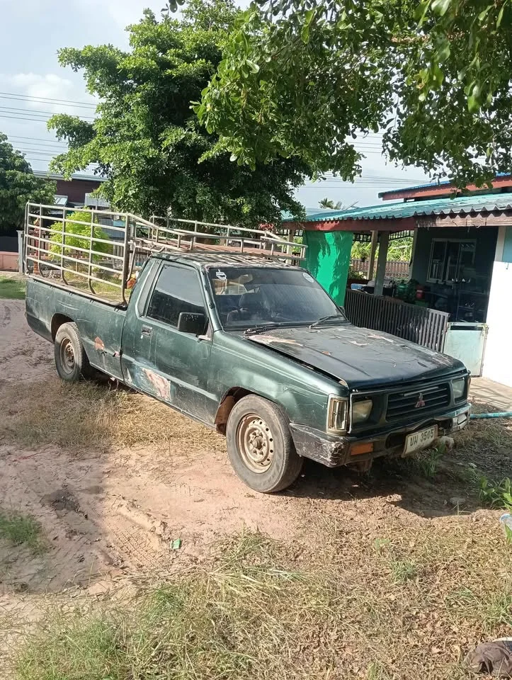 1983 Mitsubishi Triton II 2