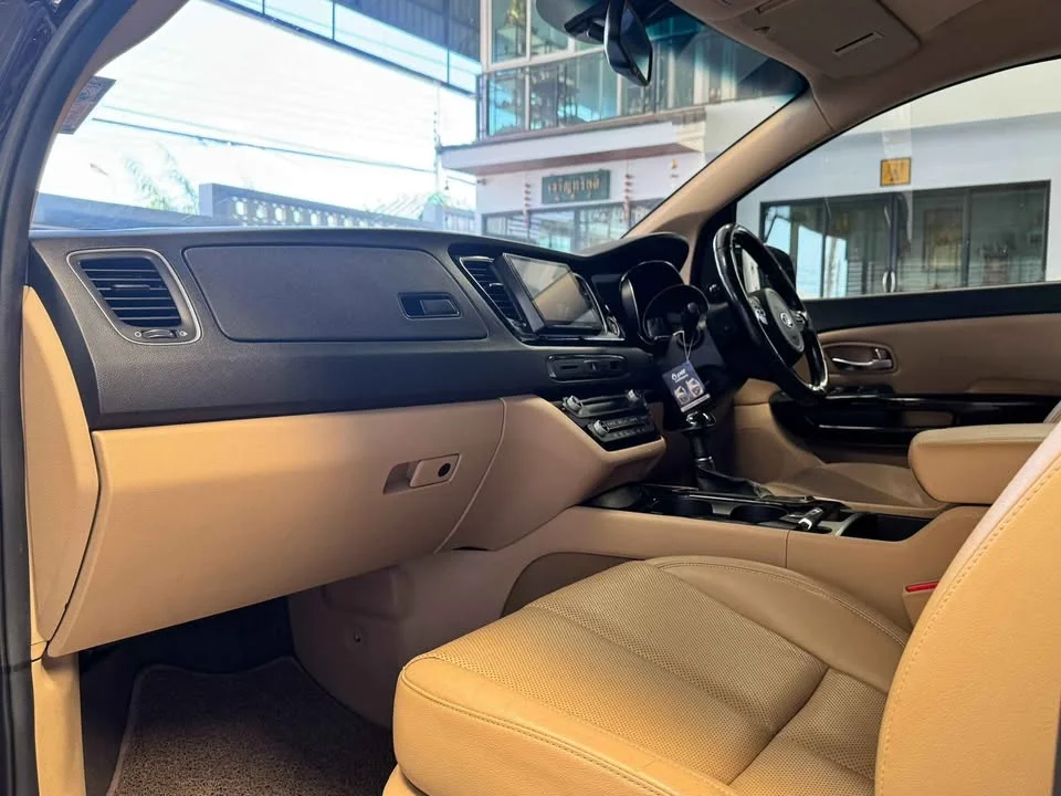 2015 Kia Carnival III 3