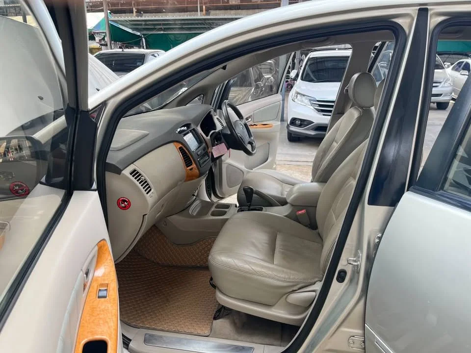 2011 Toyota Innova I 2