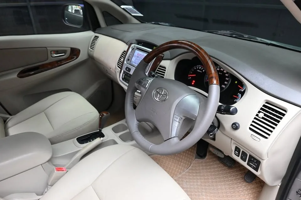 2013 Toyota Innova I 3