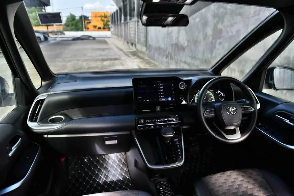 2023 Toyota Voxy IV 2
