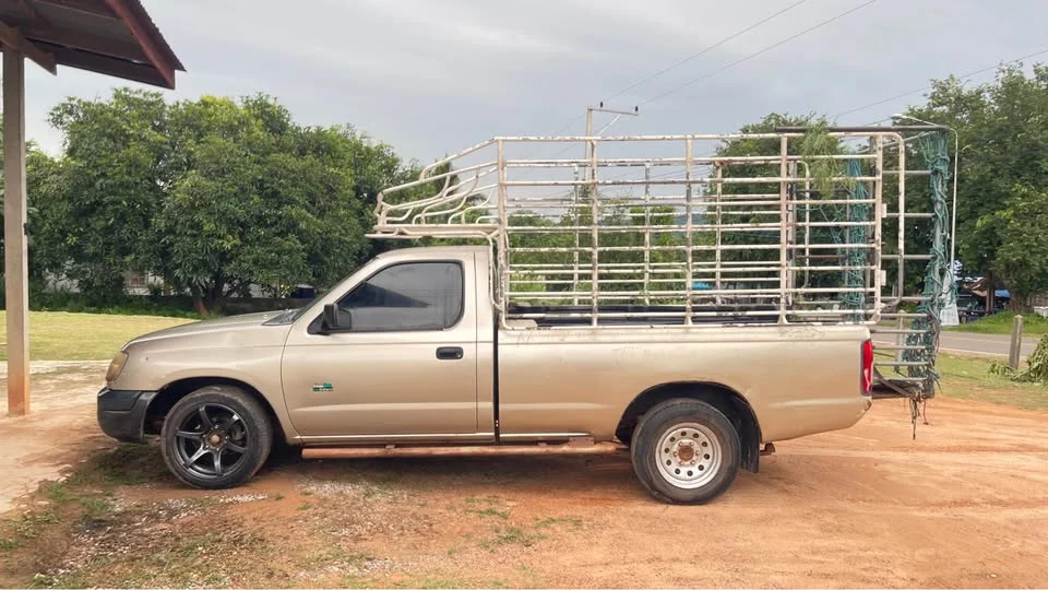 2000 Nissan Frontier I 3