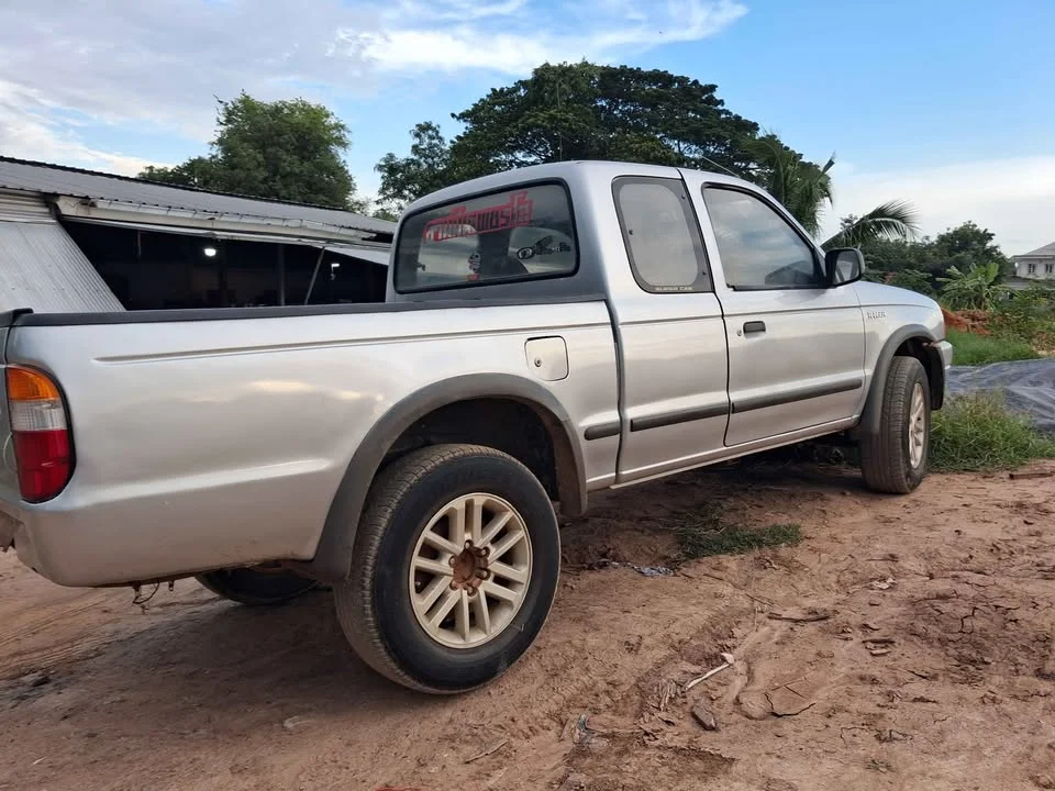 2000 Mazda 2500 Fighter V 2
