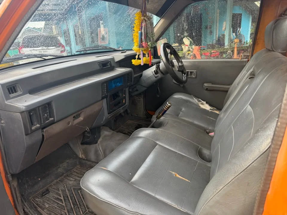 1993 Mitsubishi Triton II 3