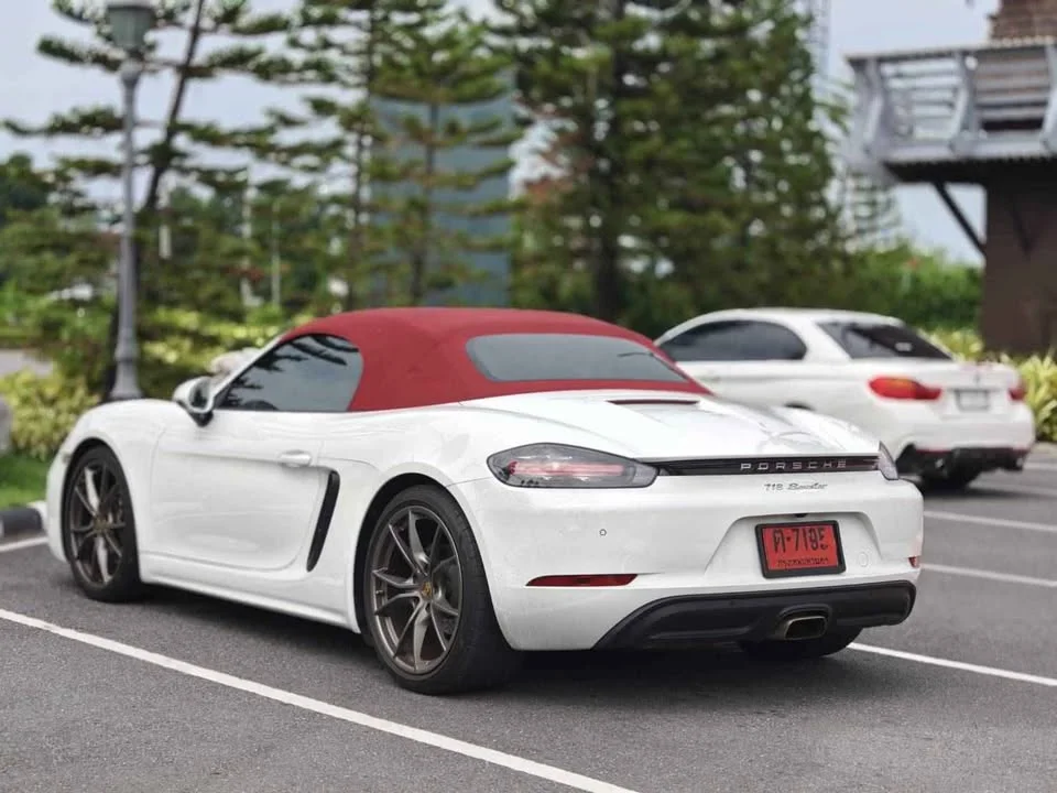 2016 Porsche 718 Boxster and Cayman IV 3