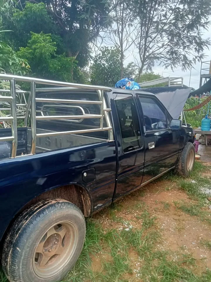 1990 Isuzu TFR III 3