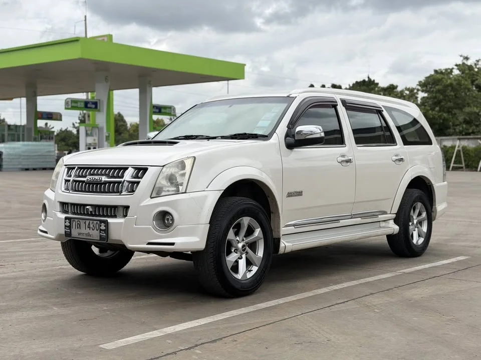 2011 Isuzu MU-7 2