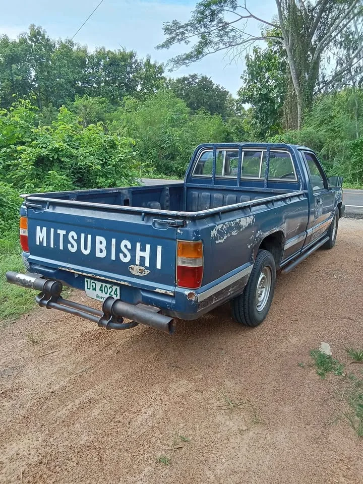 1986 Mitsubishi Triton II 2