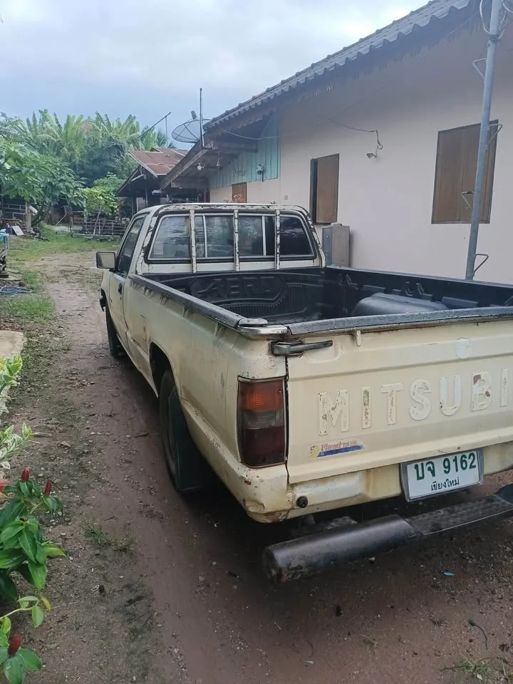 1990 Mitsubishi Triton II 2
