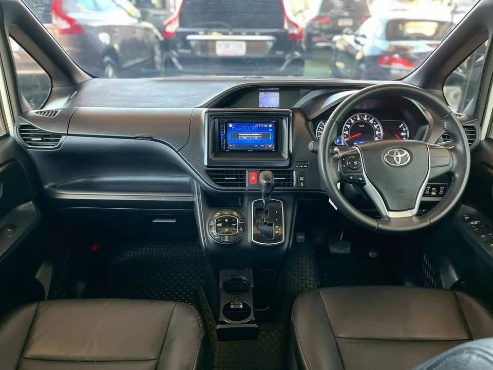 2014 Toyota Voxy III 3