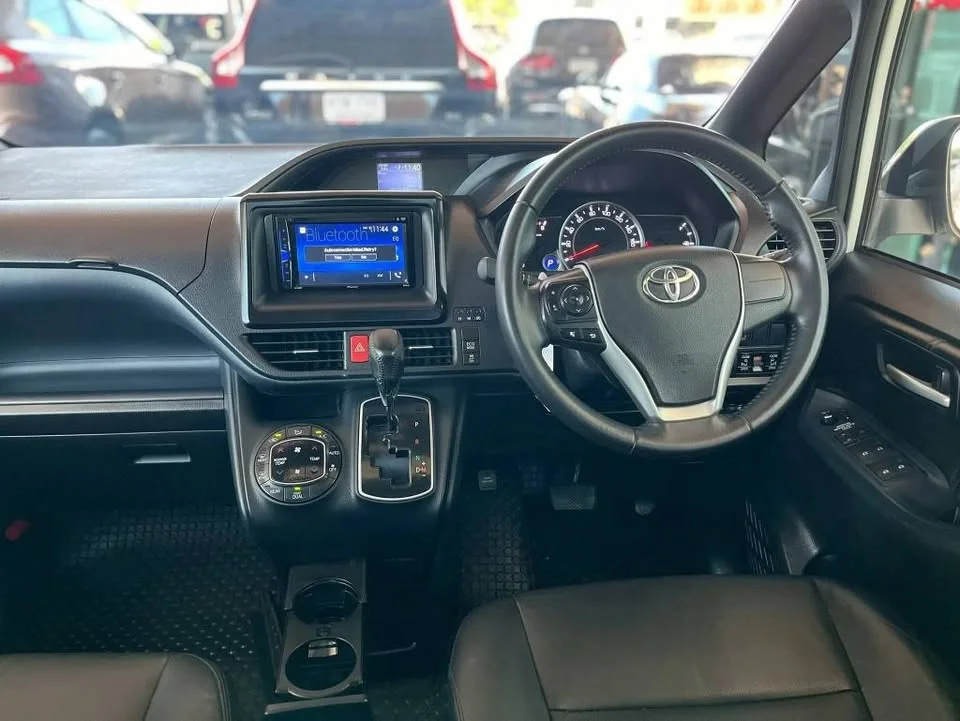 2014 Toyota Voxy III 2