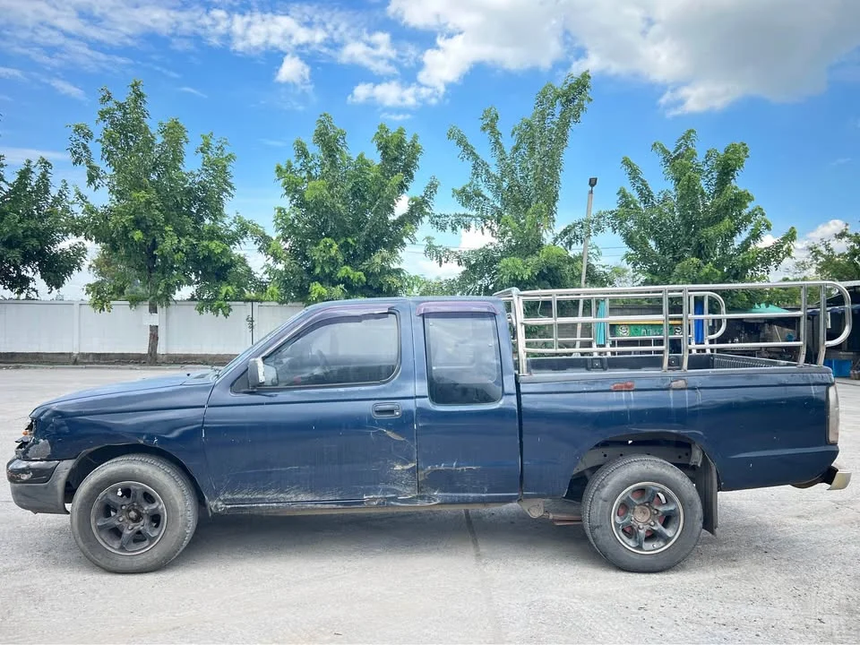 2001 Nissan Frontier I 3