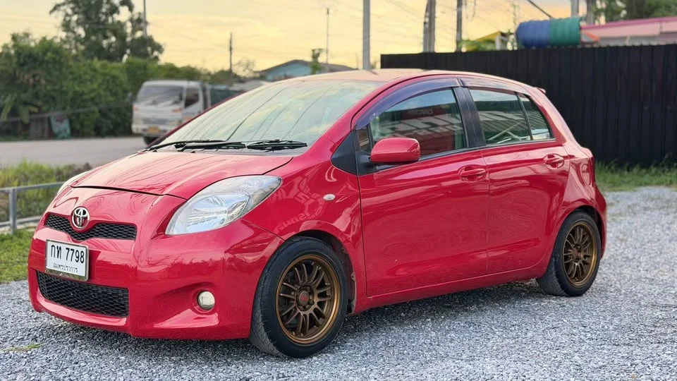 2013 Toyota Yaris II 2