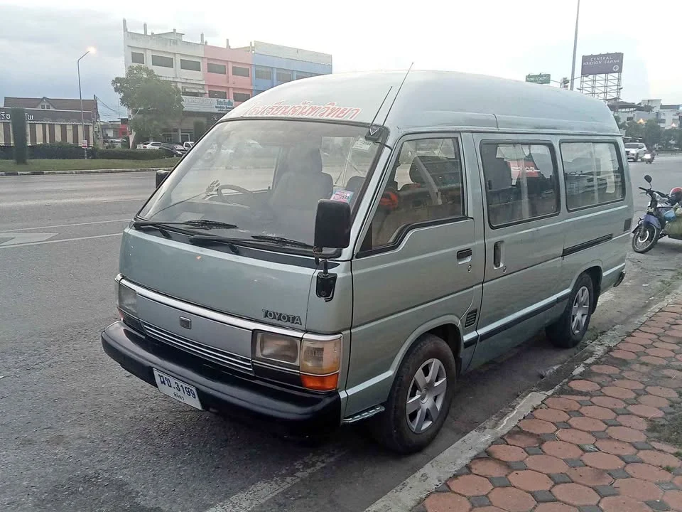 1988 Toyota Commuter III 2