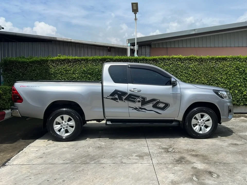 2020 Toyota Hilux VIII 2