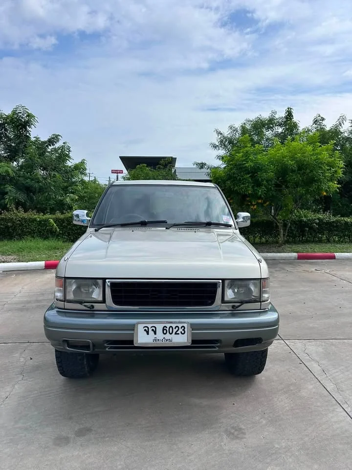 1995 Isuzu Trooper II 2