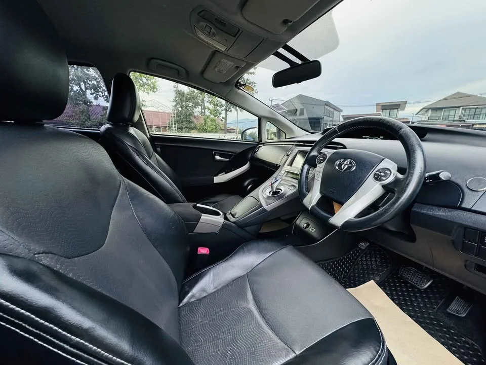 2014 Toyota Prius III 2
