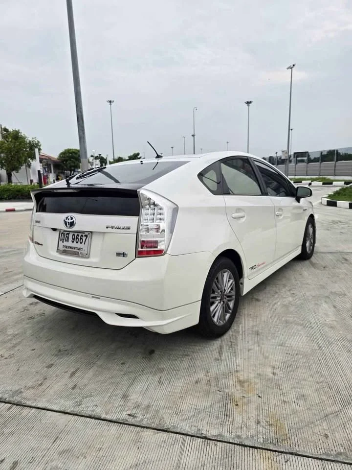2011 Toyota Prius III 2