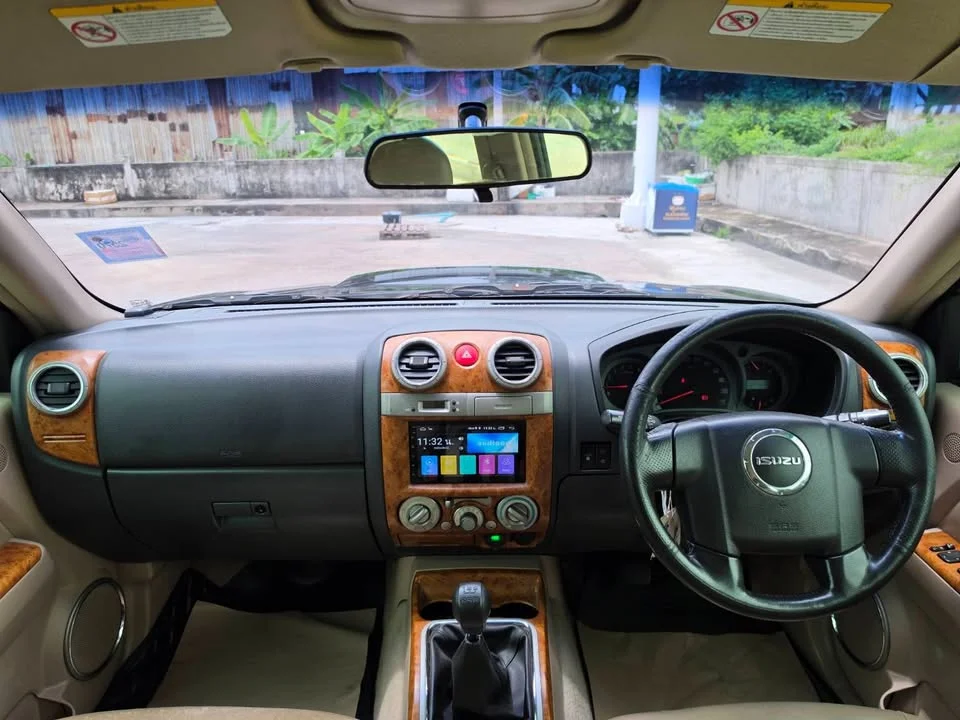 2011 Isuzu MU-7 3