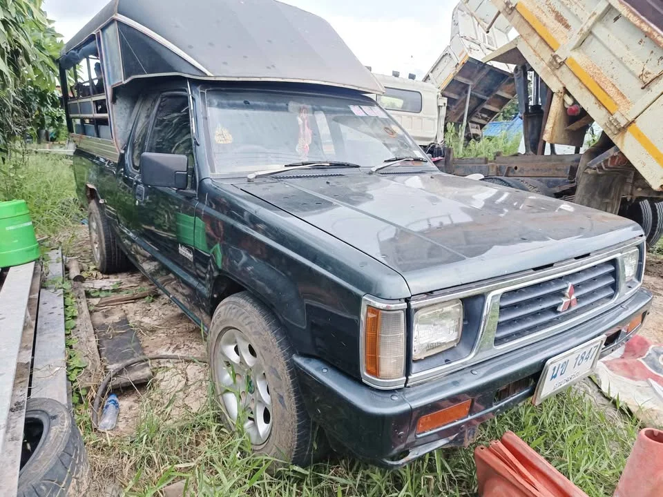 1997 Mitsubishi Triton II 2