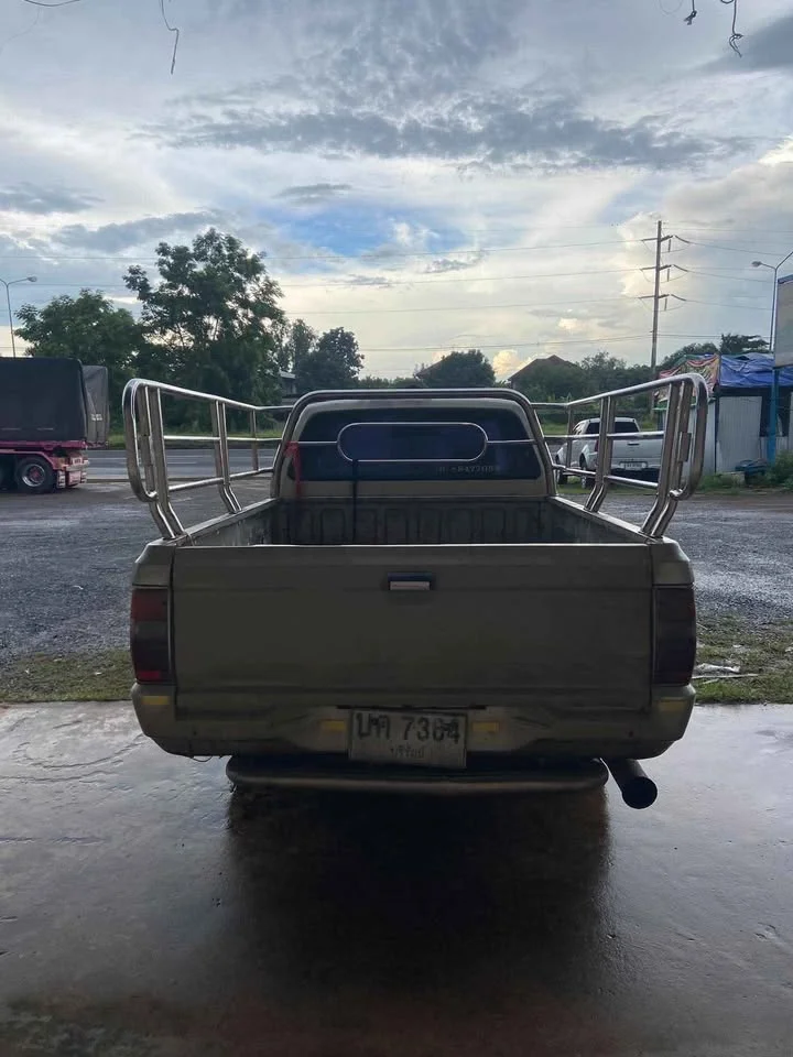1996 Mitsubishi Triton II 2