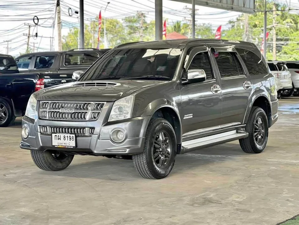 2010 Isuzu MU-7 2