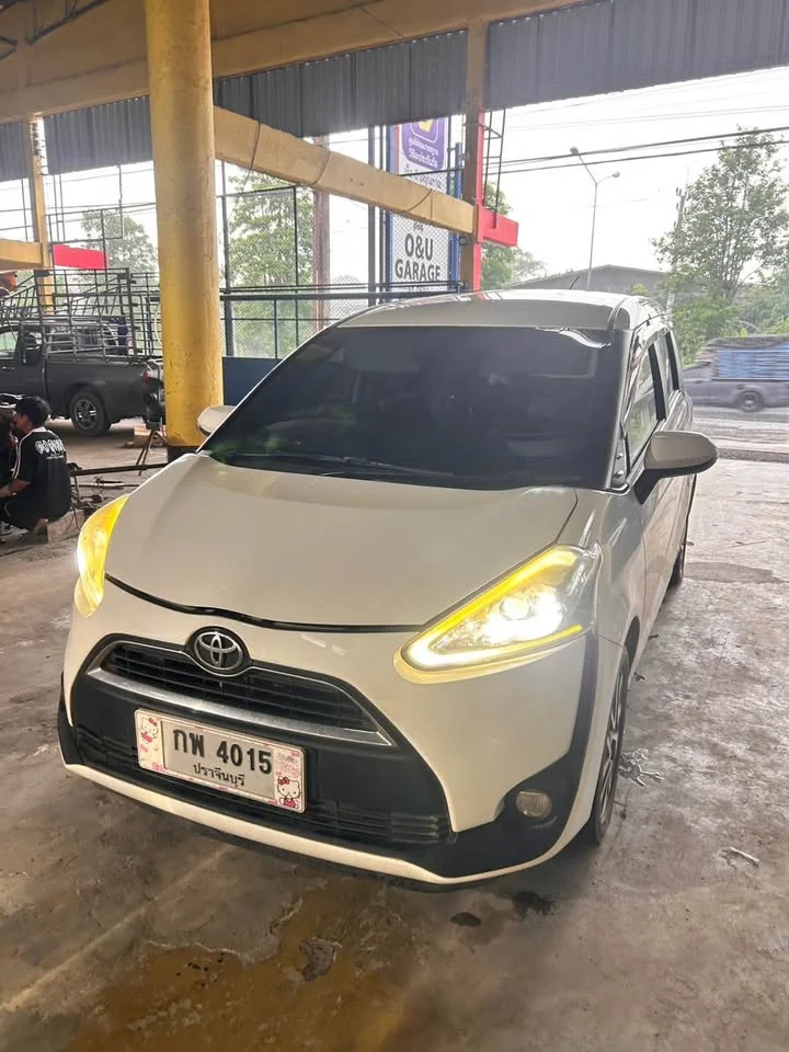 2017 Toyota Sienta II 2