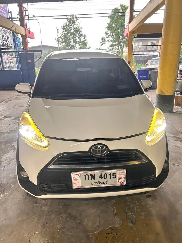2017 Toyota Sienta II 3