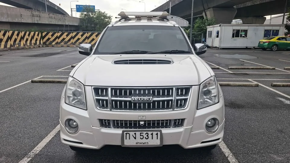 2011 Isuzu MU-7 3
