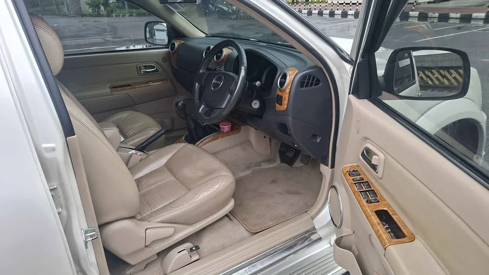 2011 Isuzu MU-7 2
