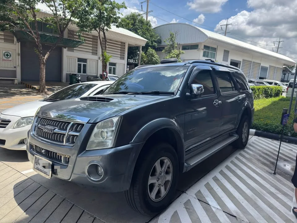2011 Isuzu MU-7 3