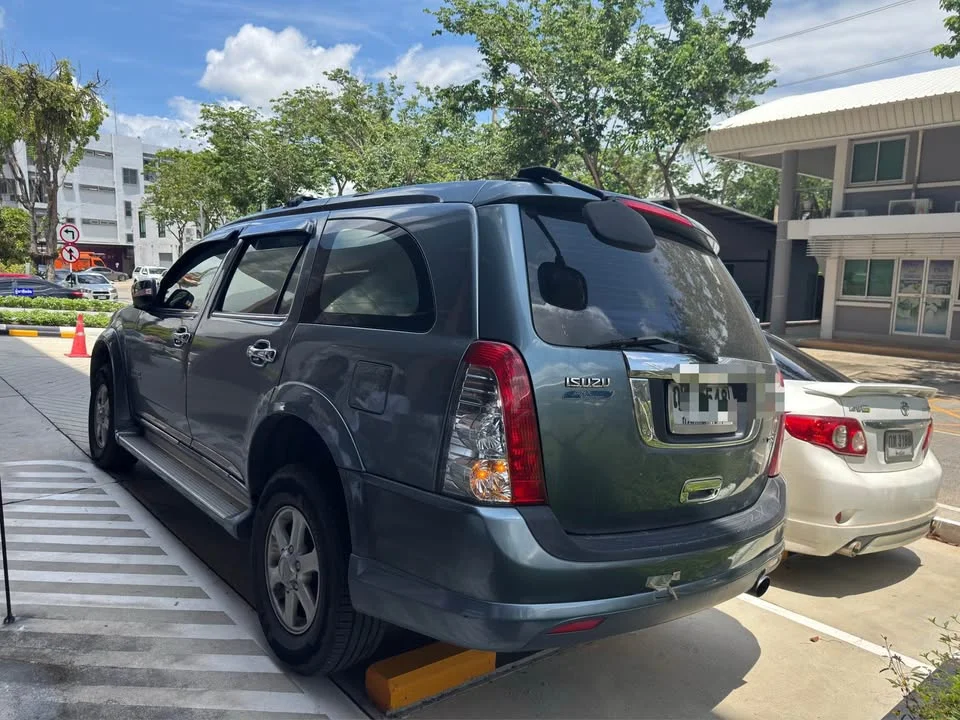 2011 Isuzu MU-7 2