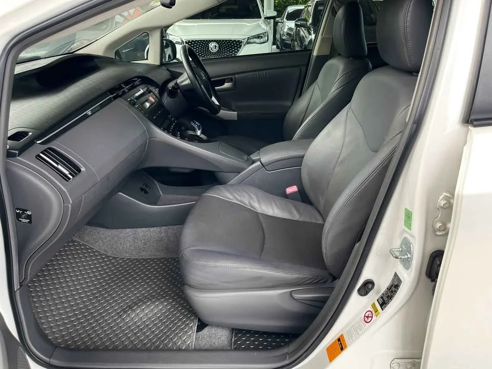 2010 Toyota Prius III 2